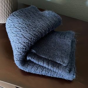 Gorgeous, blue knitted scarf! Like new!